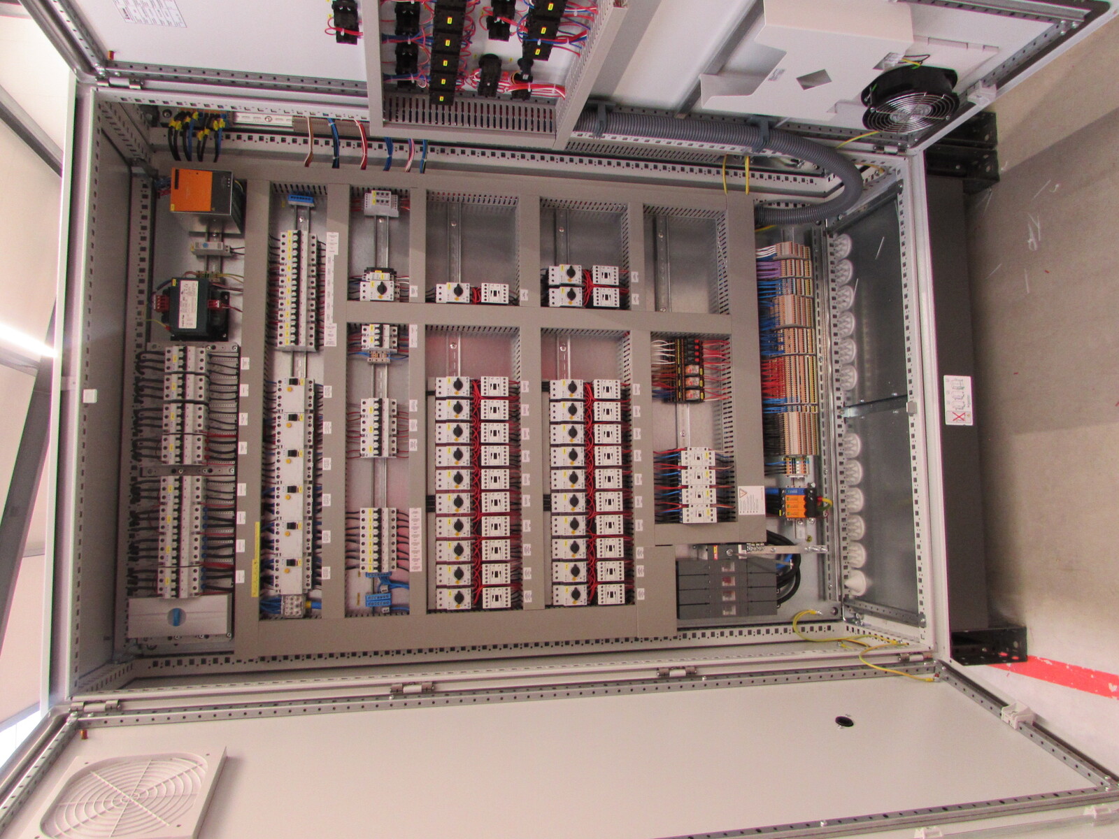 Control cabinet layer house - UV600 4r8t